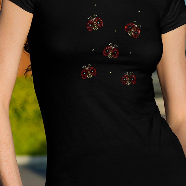 t-shirt donna nera con stampa coccinelle